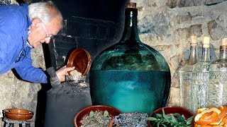 AGUARDIENTE artesanal a partir de vino y especias Elaboración en alambique tradicional  Documental [upl. by Tan]