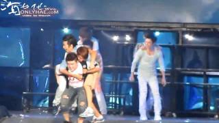 HDYesung cut Siwon piggybacked Yesung in You and I  Super Show 3 in Qingdao [upl. by Elleral]