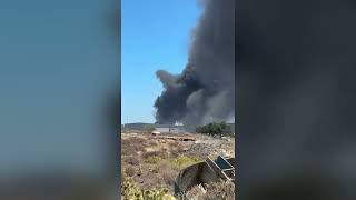 Incendio en el sur de Tenerife una amplia columna de humo invade Las Chafiras [upl. by Elocim]