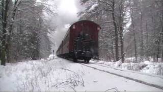 99 7232 der HSB mit dem Nordhäuser Zug am Bahnübergang Drei Annen im Schnee [upl. by Lafleur597]