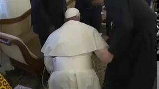 Pope Francis kisses feet of South Sudan antagonists Kiir and Machar [upl. by Delores]