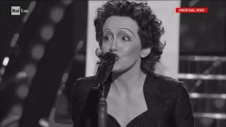 Clelia Cicero imita Edith Piaf e canta quotLe vie en rosequot Tali e Quali  03022024 [upl. by Birkle583]