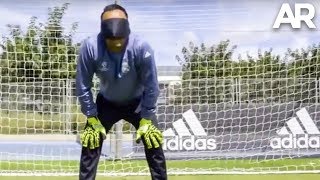 Keylor Navas tapa un penal con los ojos vendados [upl. by Endres]