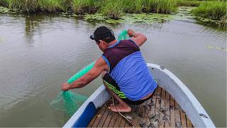 Pescando con una técnica de pesca con atarraya y cocinando un caldo delicioso [upl. by Kaden]