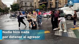 Indignante sujeto golpea a feminista en plena manifestación contra violencia hacia las mujeres [upl. by Ahtimat]