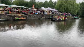 VIDEO Au VanneauIrleau un marché sur leau en musique [upl. by Abbotsen]