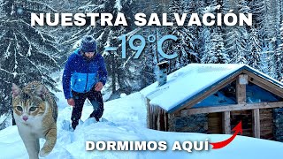 NOS COBIJAMOS DE LA NIEVE EN UNA CABAÑA  18 VUELTA al MUNDO en AMBULANCIA [upl. by Siravaj]