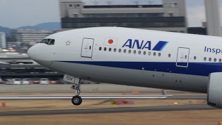 伊丹空港 ANA Boeing 777200 離陸 NH765 ITMOKA [upl. by Dine272]