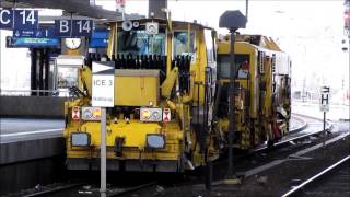 Schnellschotterplaniermaschine mit Stopfmaschine am Düsseldorfer Hauptbahnhof [upl. by Akkim]