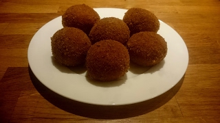 Bitterballen  Gevuld met goulash  Echte goulashragout bitterbal [upl. by Peale]