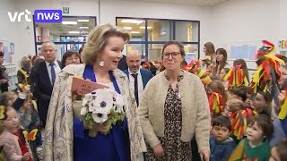 Koningin Mathilde leest voor samen met logopediste met beperking [upl. by Brew]