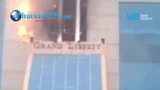 Hotel Grand Liberty Medan Terbakar Seorang Pria yang Terjebak Berhasil Dievakuasi kebakaran [upl. by Eseekram72]