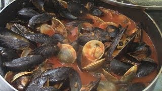 Mejillones y almejas en salsa roja [upl. by Natty]