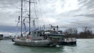 Ein kleines Segelboot kämpft gegen die Verschmutzung der Flüsse und Meere [upl. by Anilys]