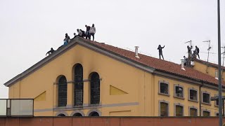 Milano rivolta al carcere di San Vittore i detenuti sul tetto [upl. by Edris172]