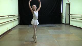 BALLET FOUETTES fuettes 8 year old バレエ。FOUETTES。 8歳 [upl. by Oscar]