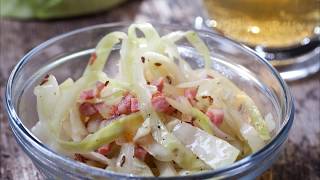 Recette  Salade de chou blanc aux lardons [upl. by Fachan548]