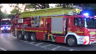 Seltene Sonderfahrzeuge von Werkfeuerwehren auf Alarmfahrt in Duisburg [upl. by Pedro996]