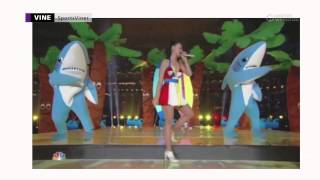 Katy Perrys Dancing Sharks beim Super Bowl 2015  wochenwebschau [upl. by Ateiram178]