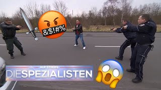 quotIch drehe durchquot 🤬🔪 Mann geht mit Samuraischwert auf Polizisten los 😱 ​ Die Spezialisten  SAT1 [upl. by Aitnecserc]