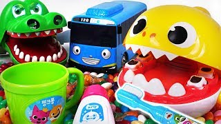 Pinkfong Baby Shark Tooth Brush Play set Lets brush Tayo Crocodile’s teeth PinkyPopTOY [upl. by Suelo748]