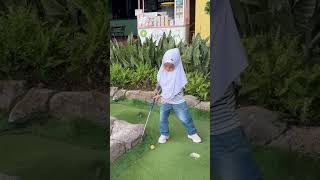 AFRIN SERU DAN LUCU BERMAIN MINI GOLF BERSAMA HAFIZAH  AKTIVITAS BERMAIN GOLF UNTUK ANAK shorts [upl. by Yrocaj]