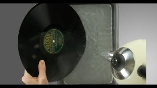 Elle verse de leau bouillante sur un vinyle  Très bonne idée [upl. by Appleton463]