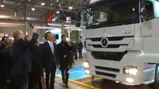 Cumhurbaşkanı Gül MercedesBenz Türk Kamyon Fabrikasında incelemelerde bulundu19012012 [upl. by Sabino222]