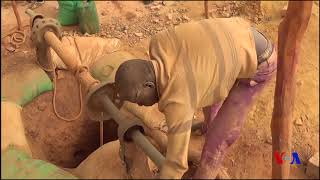 Au Burkina Faso l’orpaillage sest installé dans la région de Gaoua vidéo [upl. by Atorod78]