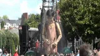 ROYAL DE LUXE  La petite Géante  La douche [upl. by Lekzehcey630]