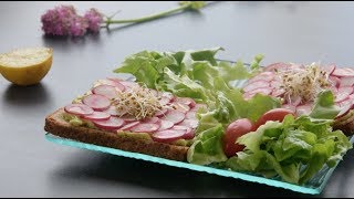 Recette en vidéo Toast à lavocat [upl. by Enilorac782]