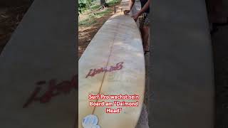 Surf Pro wachst sein Board am Surf Spot daimondhead meinhawaiiurlaub [upl. by Knowles]