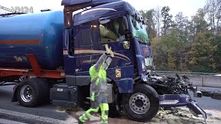 26102021  VN24  LKW Unfall auf der A1  Zugmaschine muss vor Abschleppen zusammen gesetzt werden [upl. by Yrro]