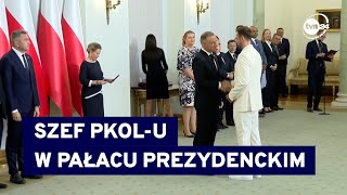 Radosław Piesiewicz tuż za prezydentem podczas wręczania odznaczeń medalistom olimpijskim [upl. by Smoot729]