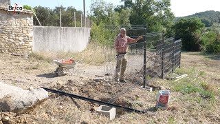 Poser une clôture en panneaux rigides avec portail  portillon sur terrain en penteTuto avec Robert [upl. by Neille]