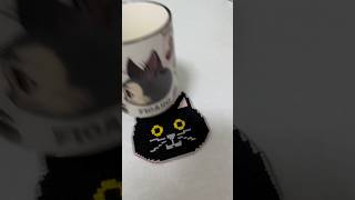 ネコがねこの下敷きに！？（コースターです。笑）クロスステッチした黒ねこ様をコースターにしました。黒猫ちゃんには赤がよく似合う。ヒグチユウコさんとフィガロのコラボマグカップがお気に入りすぎて使えない [upl. by Ester68]