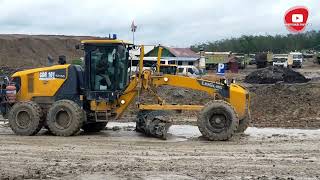 UNIT GRADER TAMBANG DUET MAUT MERATAKAN JALAN PERTAMBANGAN BATU BARA [upl. by Janis]