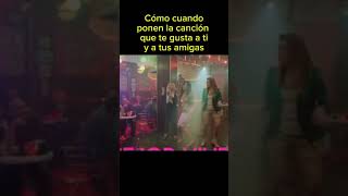 No puedes evitar cantar con tus amigas cuando sale su canción [upl. by Akimihs]