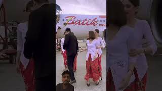 Pramugari2 cantik batik air Indonesi berpose bersama di samping pesawat [upl. by Kcira]