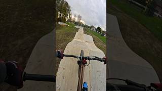 Pumptrack en béton [upl. by Eedoj298]