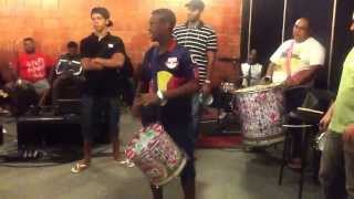 Duas equipes de percussionistas da Escola de samba Mangueira disputam e se divertem [upl. by Vincentia]