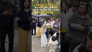 李子柒和王冰冰套娃娃送小孩，被小孩拒絕后爸爸一臉無奈，“這次是來綿陽宣傳羌族非遺” [upl. by Refinej]