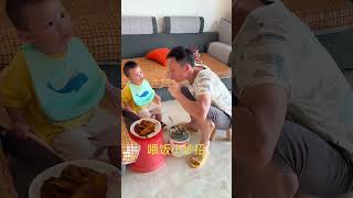 Dad takes care of the baby and decides whether to eat or not funny fatherhoodjoy cutebaby [upl. by Nicolau]