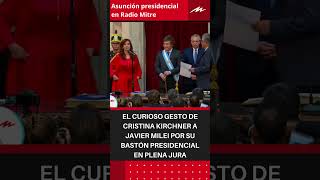 El curioso gesto de Cristina Kirchner a Javier Milei por su bastón presidencial en plena jura [upl. by Yrolam]