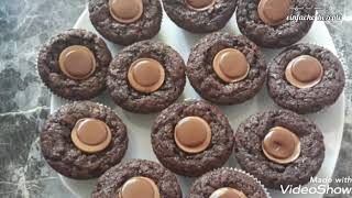 Schokoladenmuffins mit ToffifeeMini Brownieleckerطريقة تحضيرمافن محشي بالشوكولاتة طوفيفي [upl. by Hgielyk344]