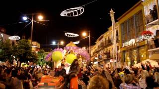 Carroza del Rey Gaspar con pelotas de VALLEFOR Cabalgata Reyes Magos Utrera C JMRivas [upl. by Enelram]