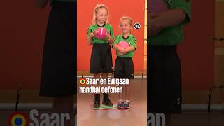 Saar en Evi gaan handbal oefenen  Kijk Mij Nou  Kindertijd KRONCRV [upl. by Narda]