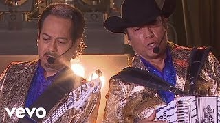 Los Tigres Del Norte  Ni Parientes Somos En Vivo [upl. by Eph358]