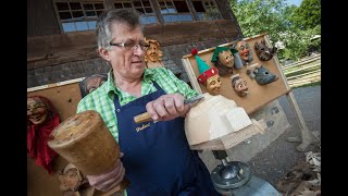 Vogtsbauernhof Handwerksvorführung  Maskenschnitzer [upl. by Ateloj]