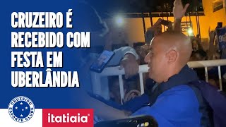 CRUZEIRO É RECEBIDO EM UBERLÂNDIA COM FESTA DA CHINA AZUL CONFIRA IMAGENS [upl. by Sekyere511]